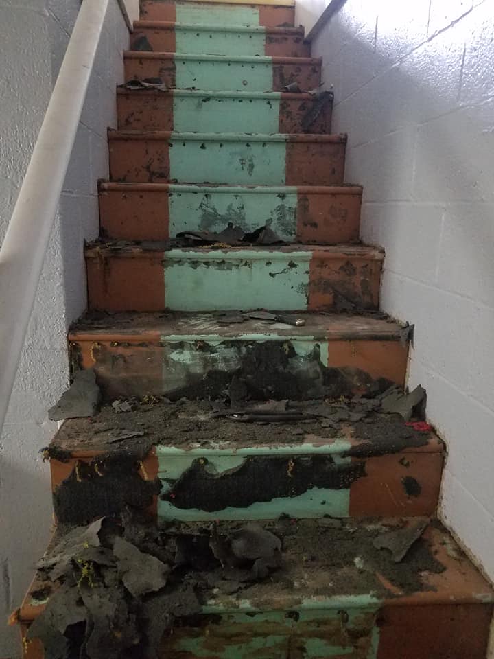 removing carpet stairs