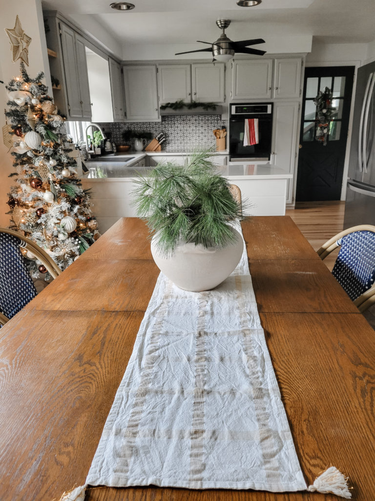 Minimal Kitchen and Dining Room Christmas Decor - Inspiration For Moms
